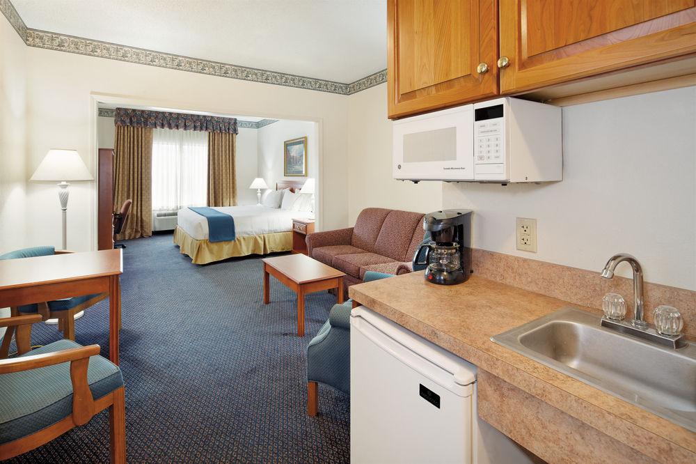 Holiday Inn Express Hotel & Suites Lancaster Ngoại thất bức ảnh