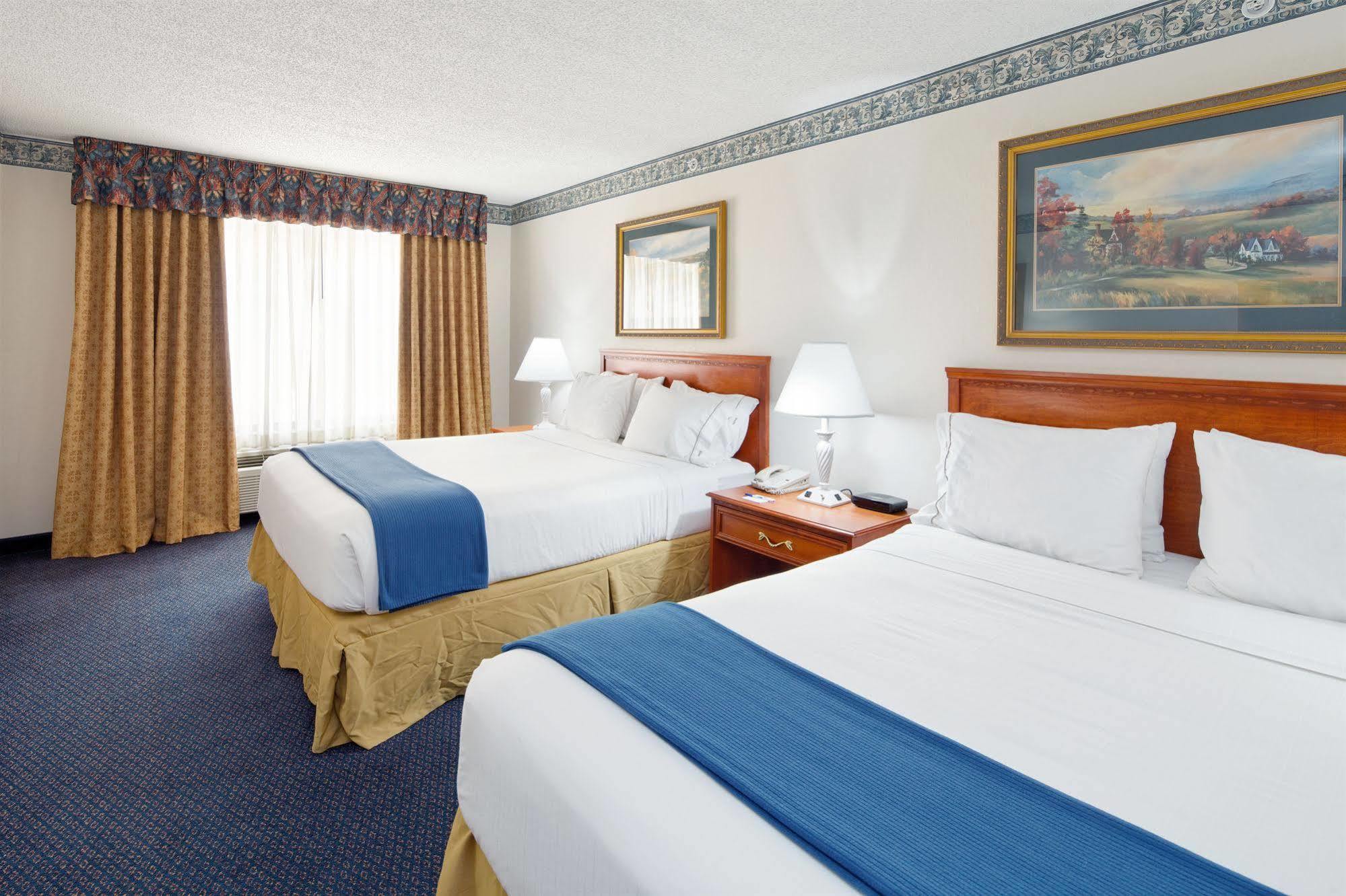Holiday Inn Express Hotel & Suites Lancaster Ngoại thất bức ảnh